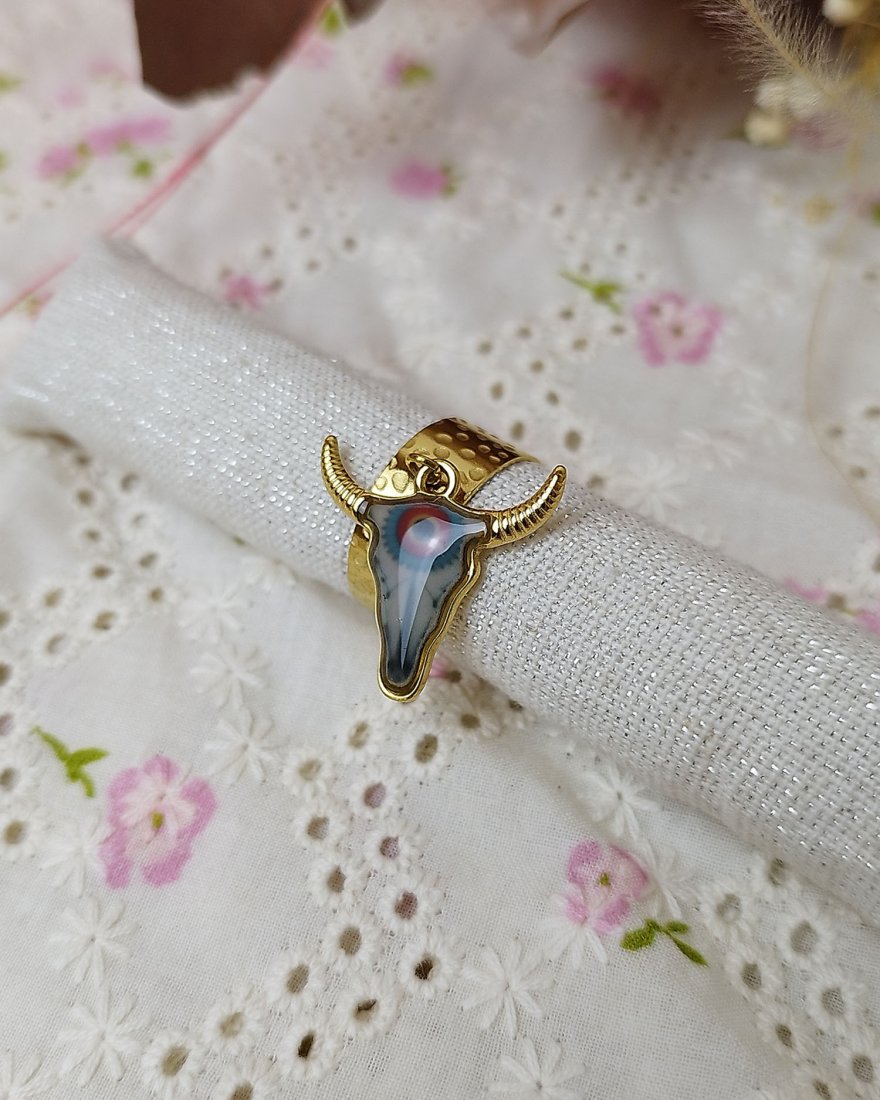 Bague dorée à pampille crâne de buffle