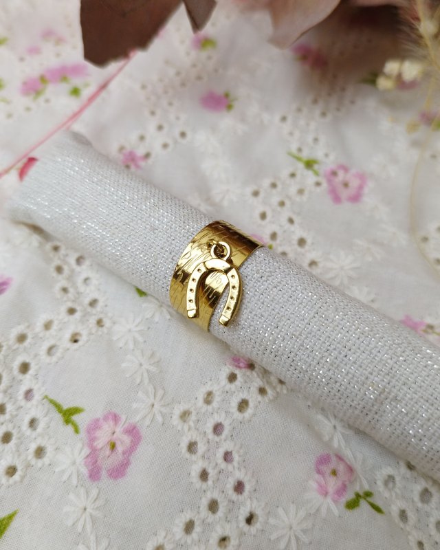 Bague dorée à pampille fer...