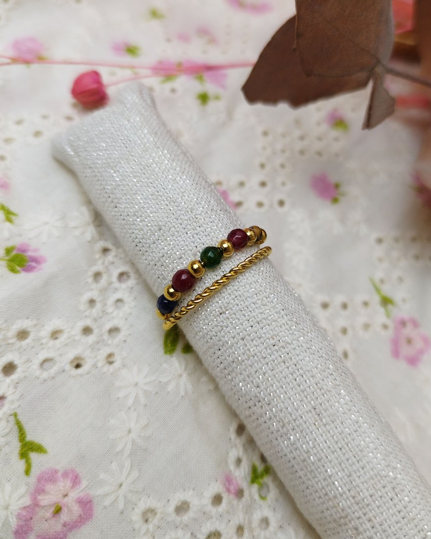 Bague à double anneaux dorés avec des perles multicolores