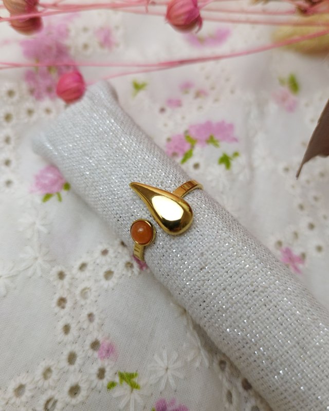 Bague goutte dorée avec une...