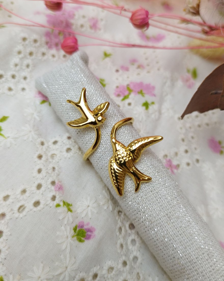 Longue bague dorée avec deux hirondelles