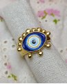 Bague dorée ornée d'un oeil bleu éclatant
