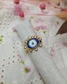 Bague dorée ornée d'un oeil bleu éclatant