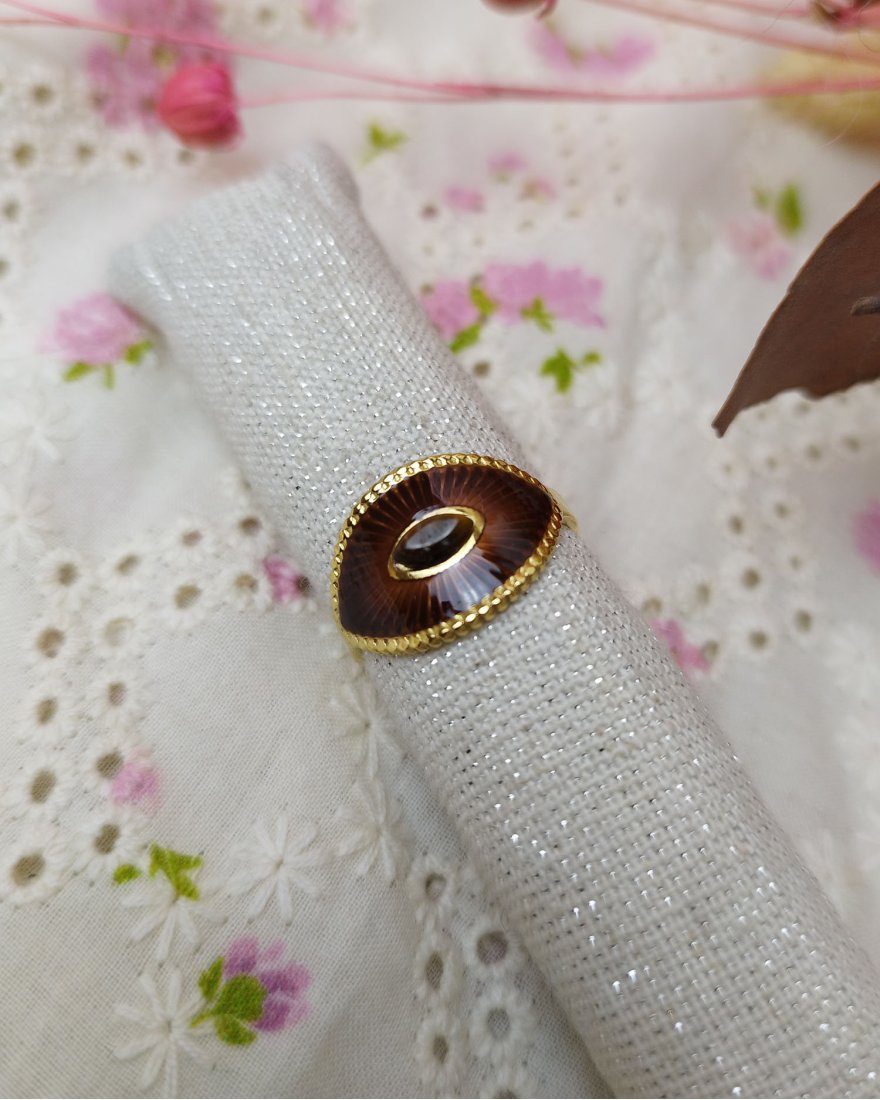 Bague en forme d'oeil marron avec une pierre