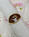 Bague en forme d'oeil marron avec une pierre
