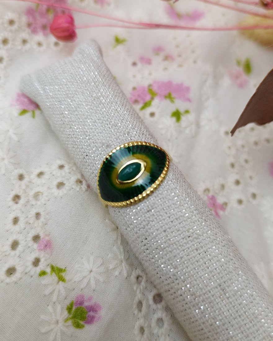 Bague en forme d'oeil vert avec une pierre