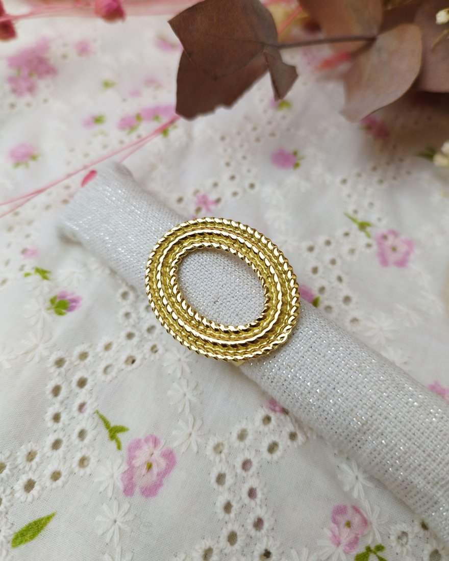 Bague dorée en forme d'ovale texturé