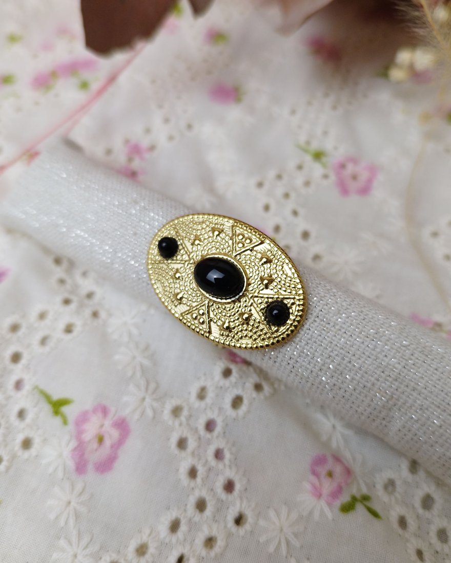 Bague ovale avec des pierres noires