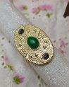 Bague ovale avec des pierres vertes
