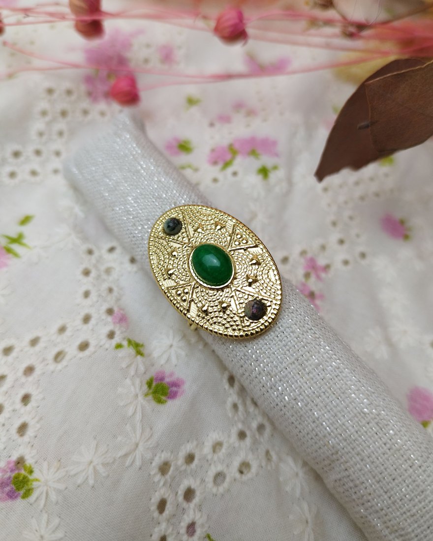 Bague ovale avec des pierres vertes