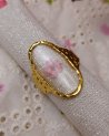 Bague ovale transparente avec une fleur séchée rose