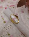 Bague ovale transparente avec une fleur séchée rose