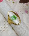 Bague ovale transparente avec une fleur séchée verte