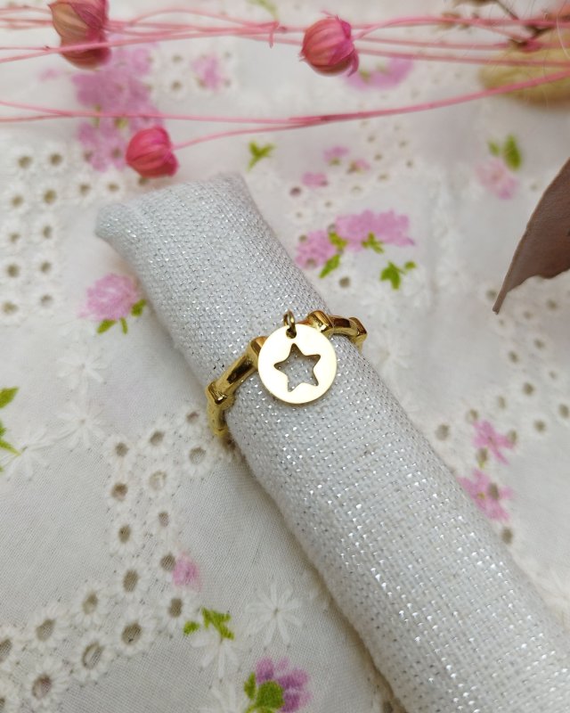 Bague fine dorée à pampille...