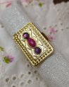 Bague rectangulaire dorée avec des pierres roses