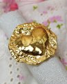 Grosse bague ronde martelée avec un coeur en relief