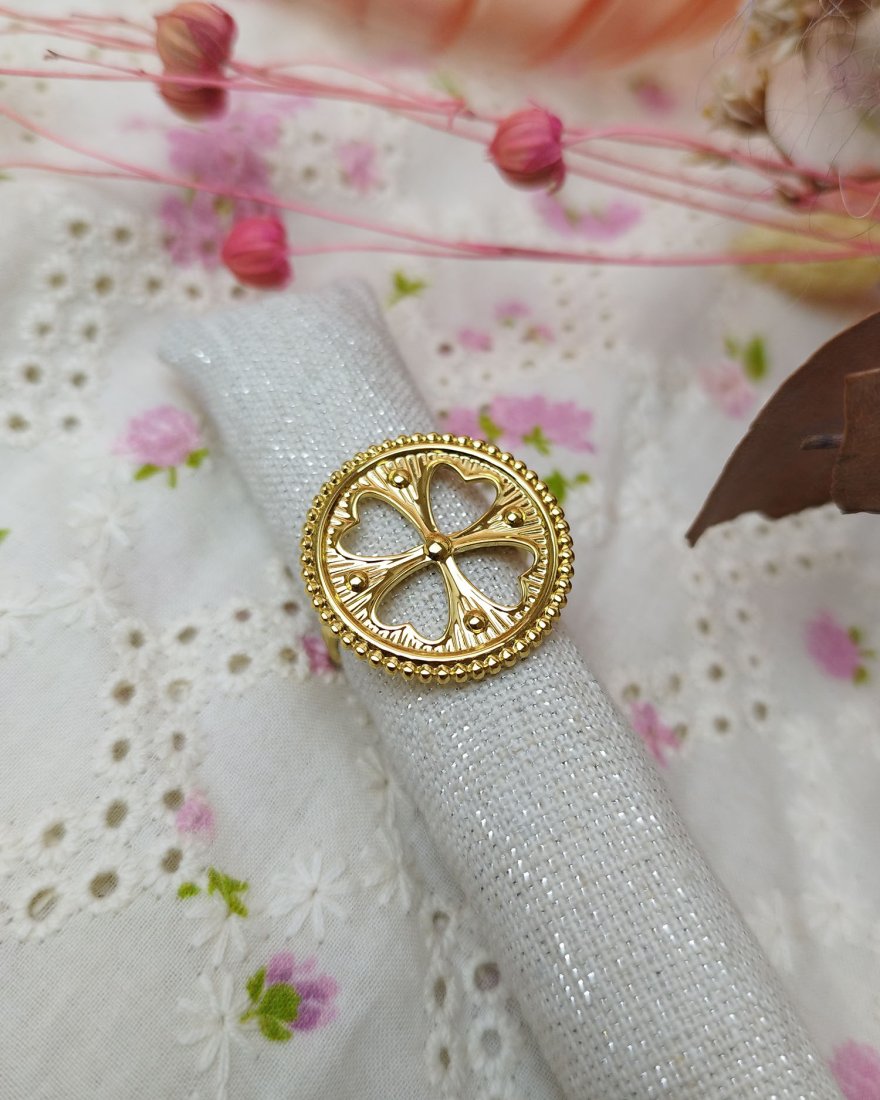 Bague ajourée dorée en forme de trèfle