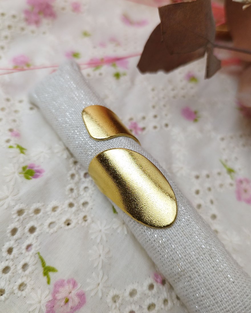 Grosse bague dorée au design minimaliste