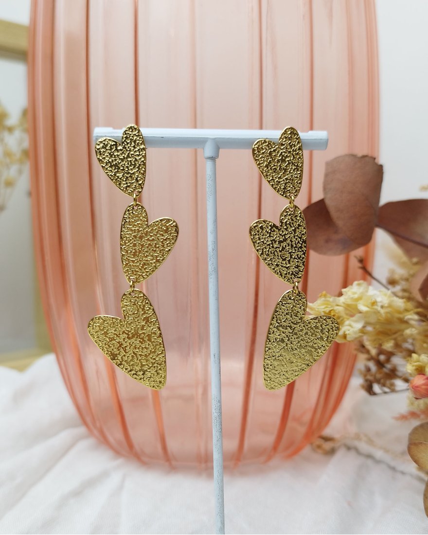 Boucles d'oreilles triples coeurs texturés dorés