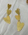 Boucles d'oreilles triples coeurs texturés dorés