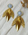 Boucles d'oreilles à feuilles dorées et pierre bleutée
