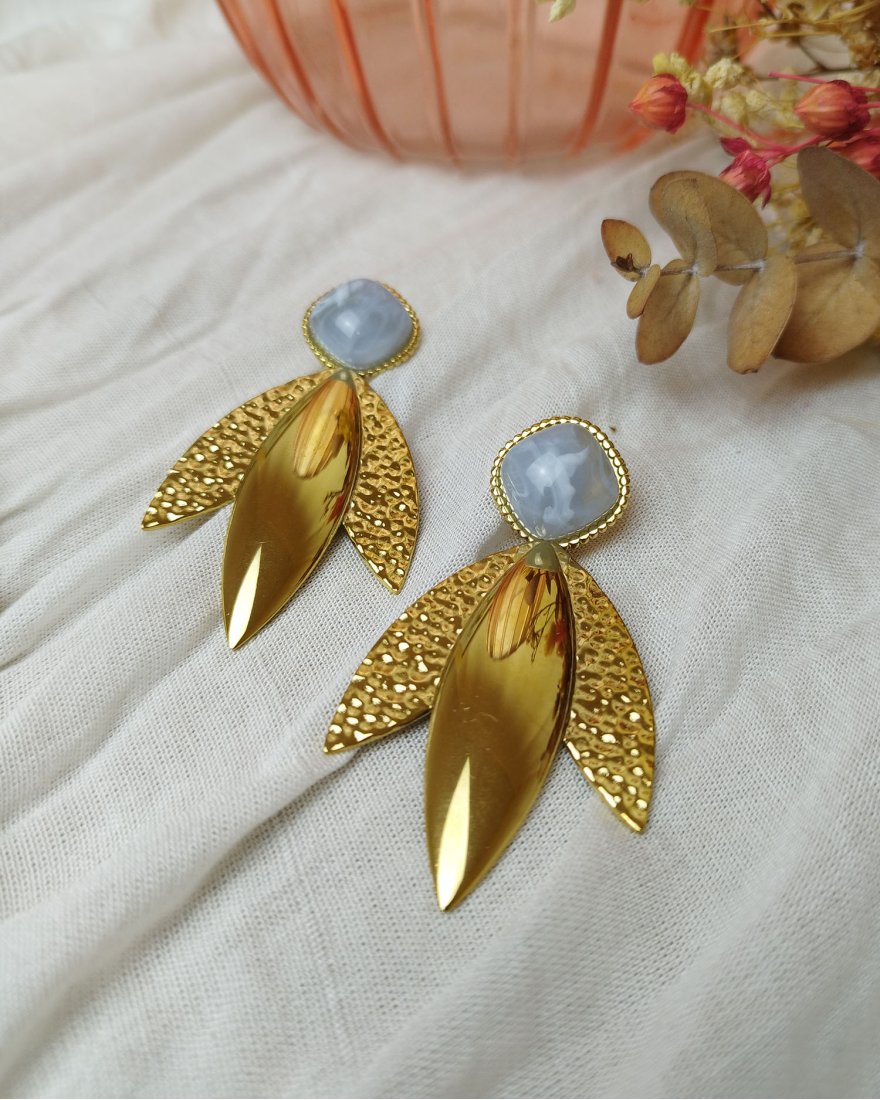 Boucles d'oreilles à feuilles dorées et pierre bleutée