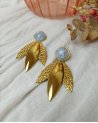 Boucles d'oreilles à feuilles dorées et pierre bleutée
