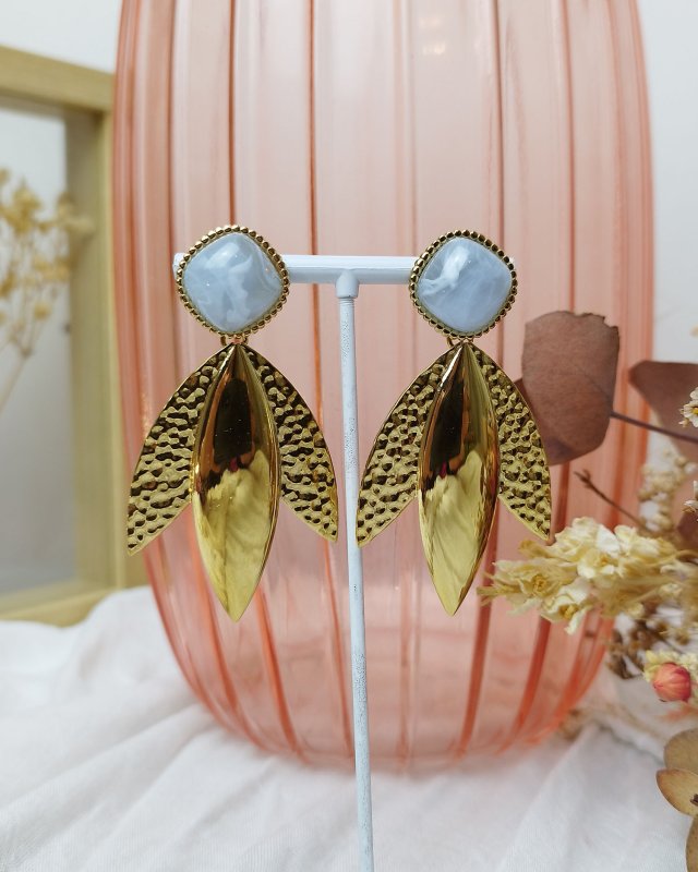 Boucles d'oreilles à feuilles dorées et pierre bleutée