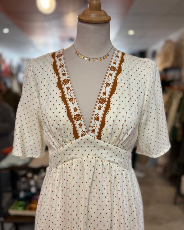 Longue robe écrue à petits pois camel