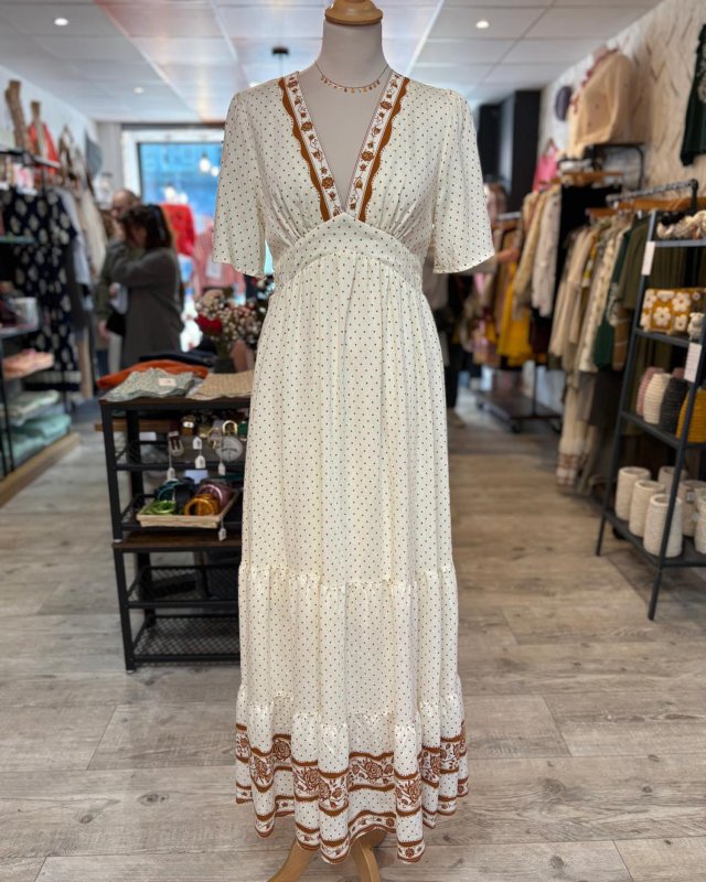 Longue robe écrue à petits...