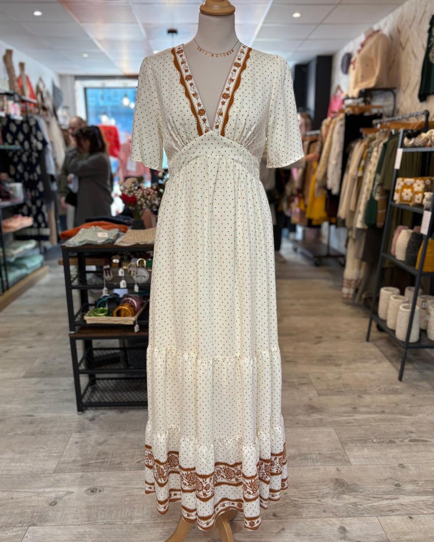 Longue robe écrue à petits pois camel