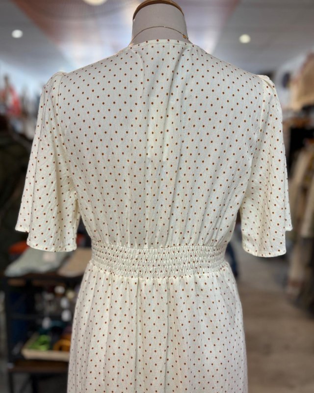 Longue robe écrue à petits pois camel