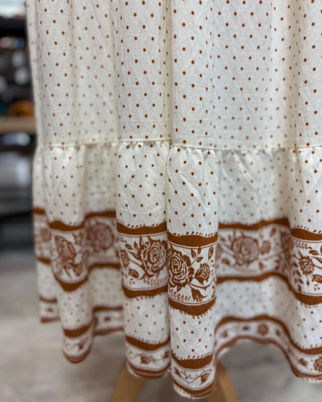 Longue robe écrue à petits pois camel