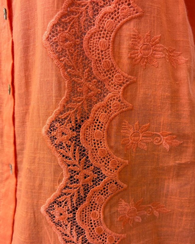 Chemisier corail avec de jolies broderies