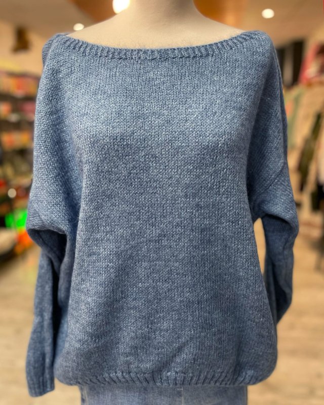 Pull loose à col bateau et finitions côtelés