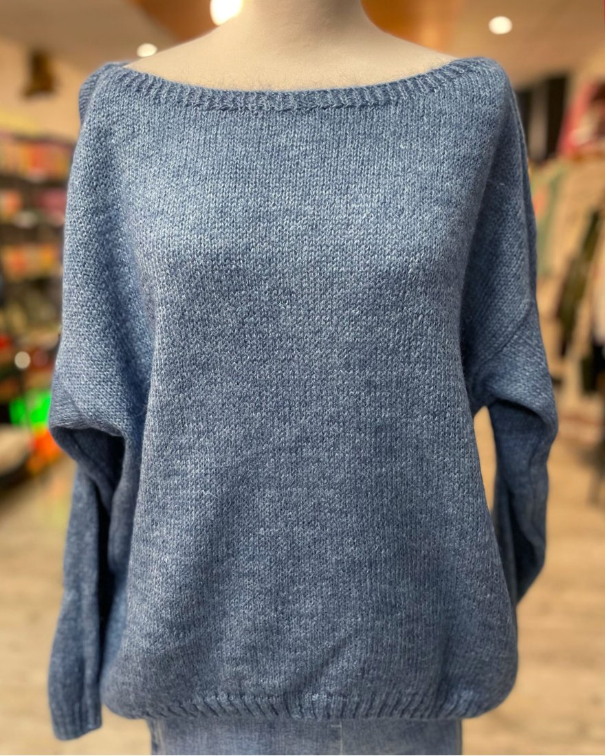 Pull loose à col bateau et finitions côtelés