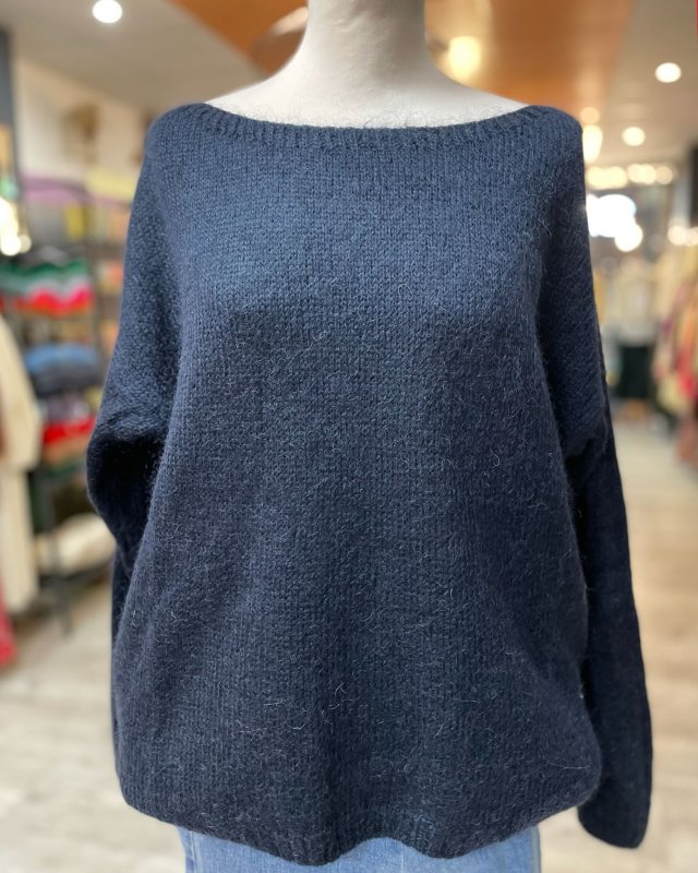 Pull loose à col bateau et finitions côtelés