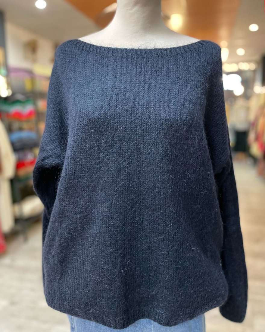 Pull loose à col bateau et finitions côtelés