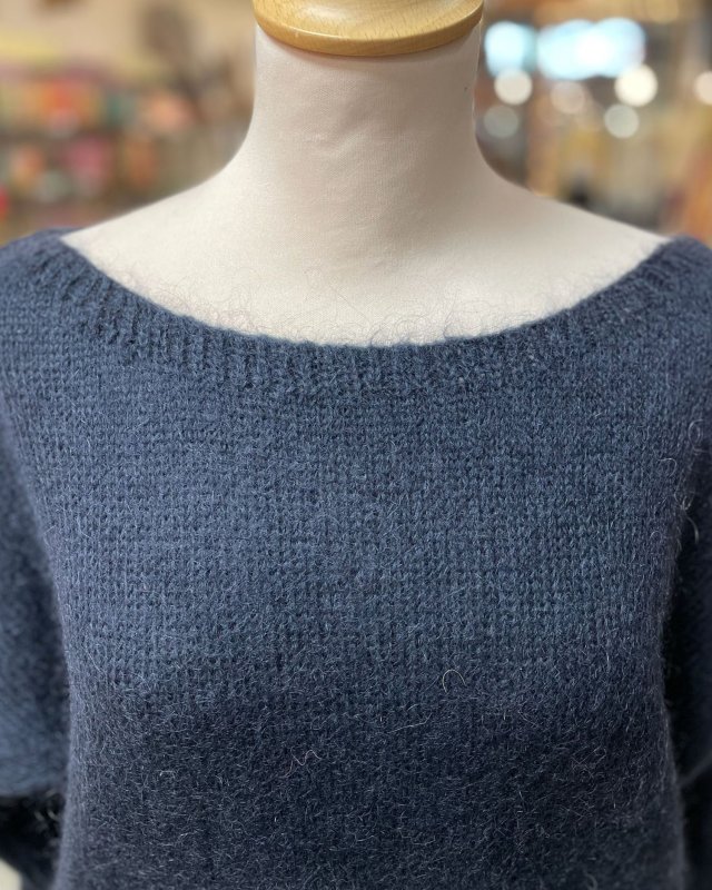 Pull loose à col bateau et finitions côtelés