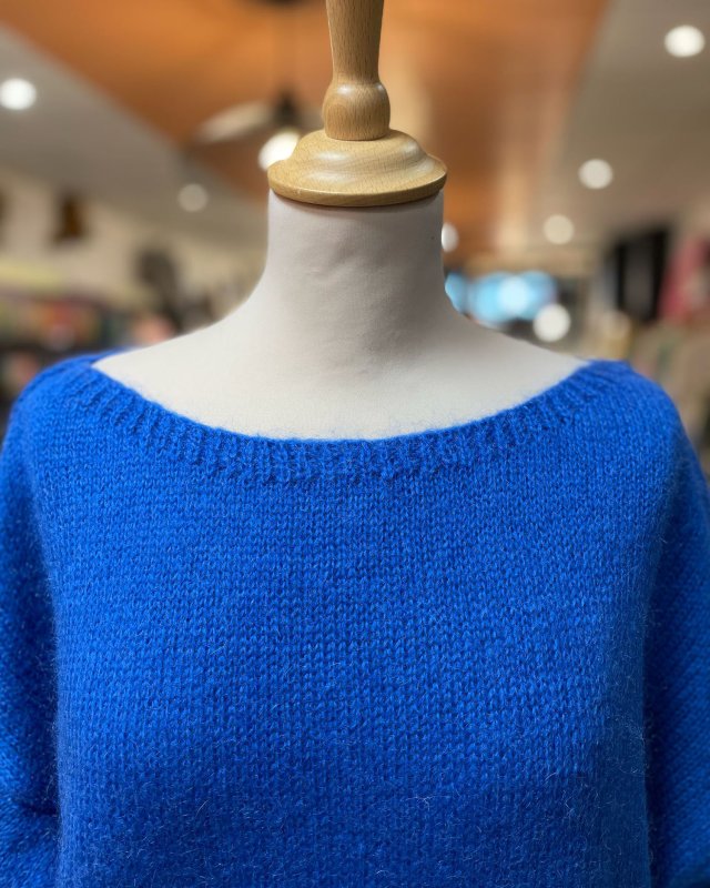 Pull loose à col bateau et finitions côtelés