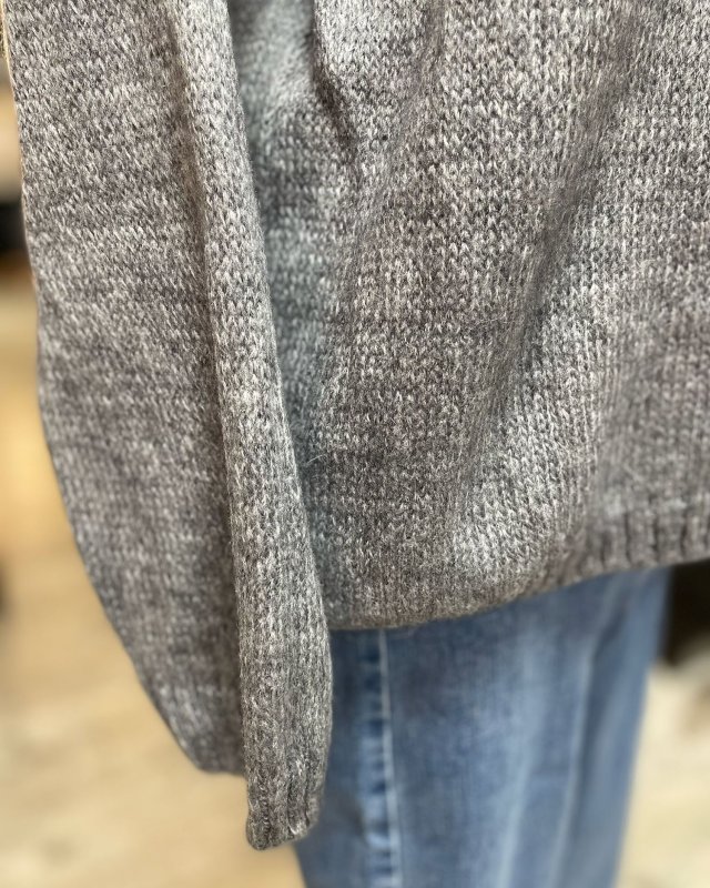 Pull loose à col bateau et finitions côtelés