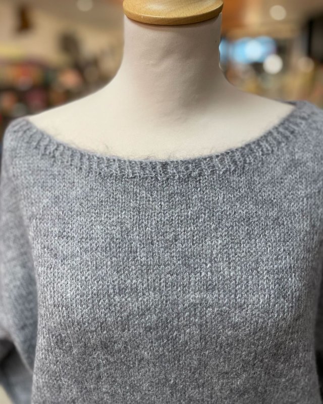 Pull loose à col bateau et finitions côtelés