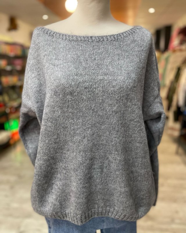 Pull loose à col bateau et finitions côtelés