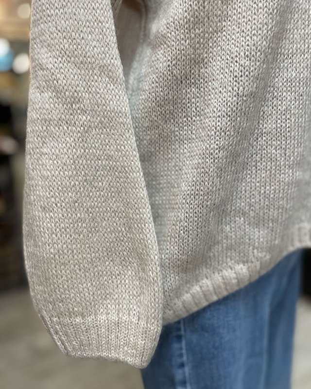 Pull loose à col bateau et finitions côtelés