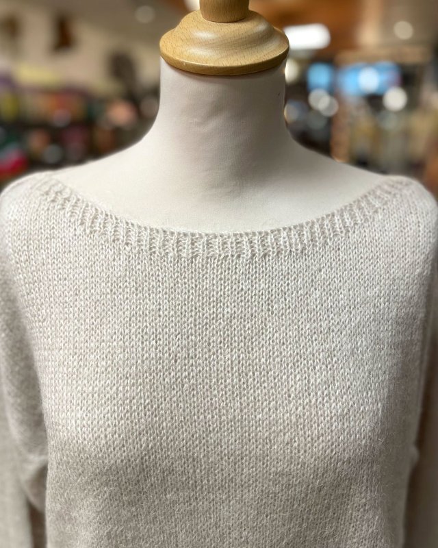 Pull loose à col bateau et finitions côtelés