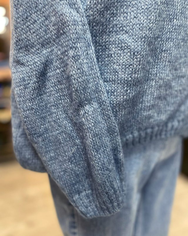 Pull loose à col bateau et finitions côtelés