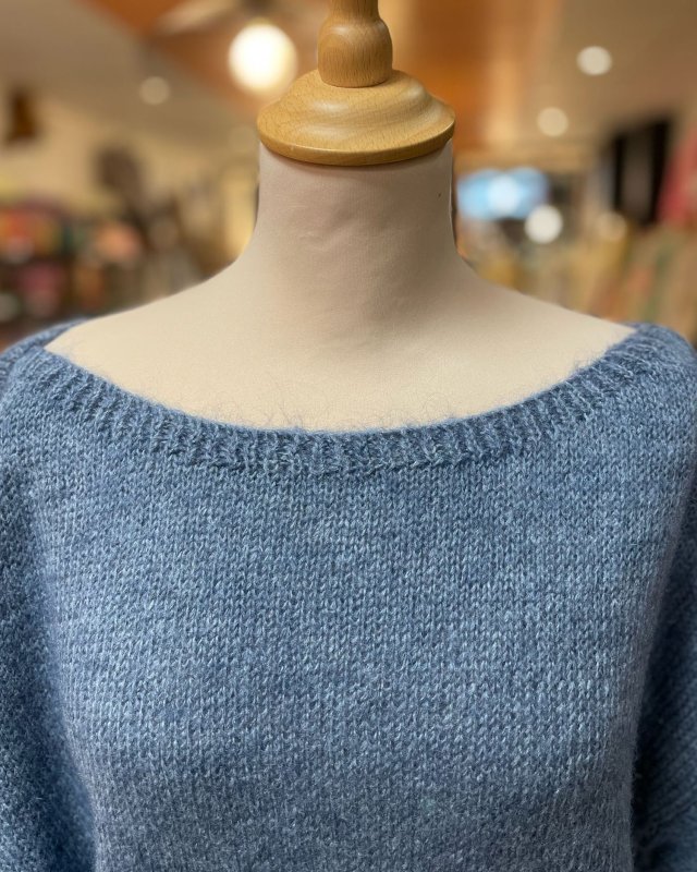 Pull loose à col bateau et finitions côtelés