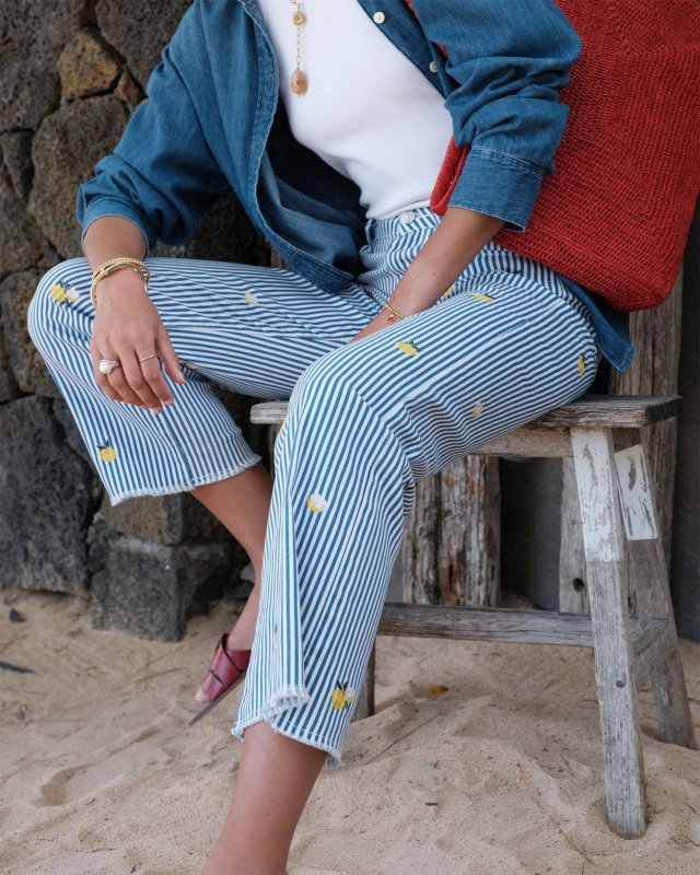 Jean à rayures avec des citrons brodés