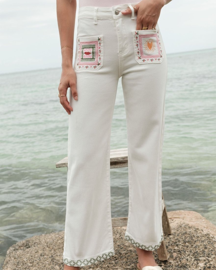 Jean blanc avec des broderies colorées