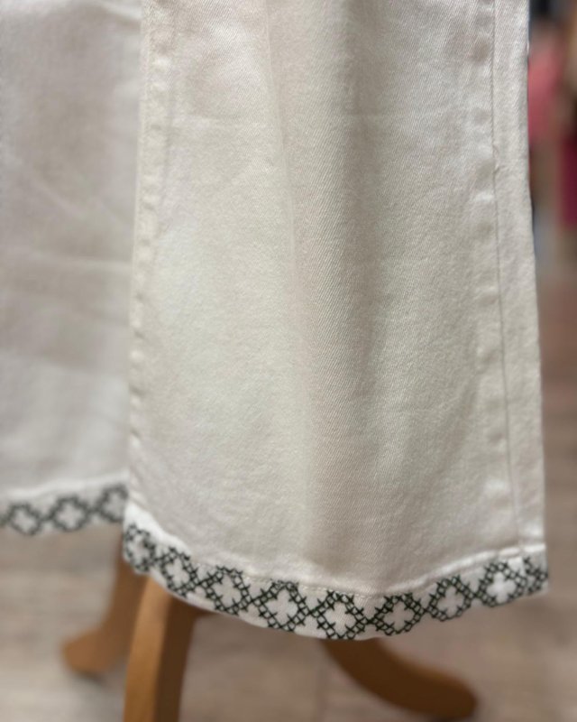 Jean blanc avec des broderies colorées